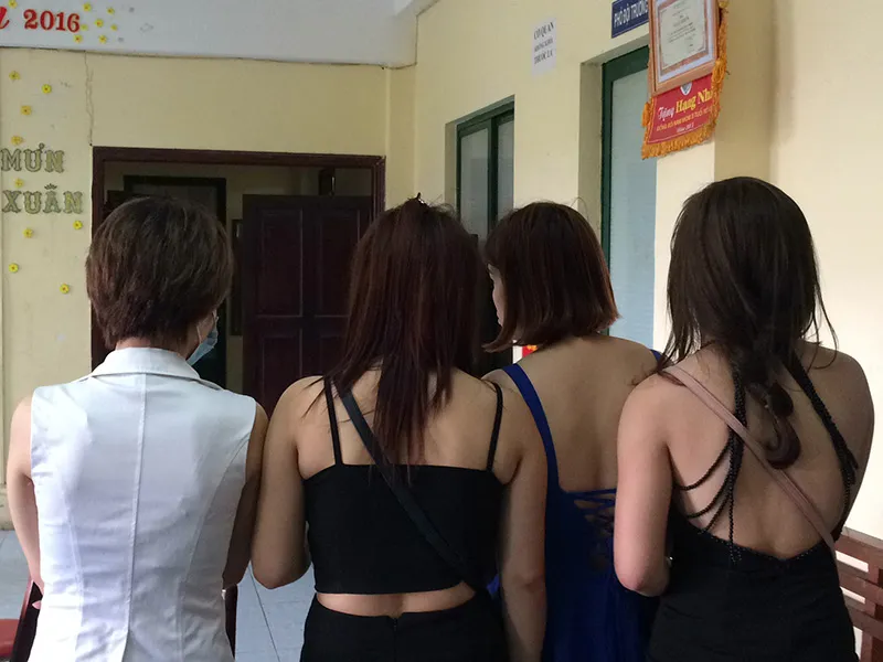 Bốn cô gái bị phát hiện bán dâm tại khách sạn chui trên đường Cách Mạng Tháng 8.